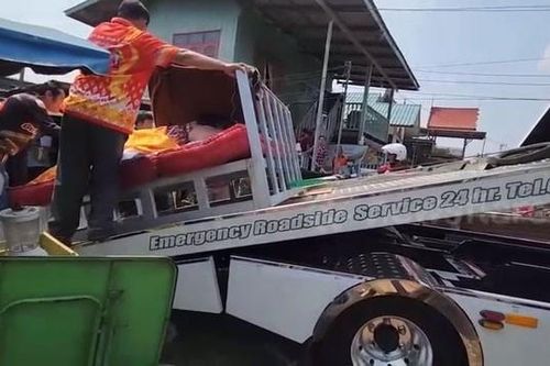 Nhân viên y tế sử dụng xe cứu hộ đưa cô gái nặng 300kg nhập viện