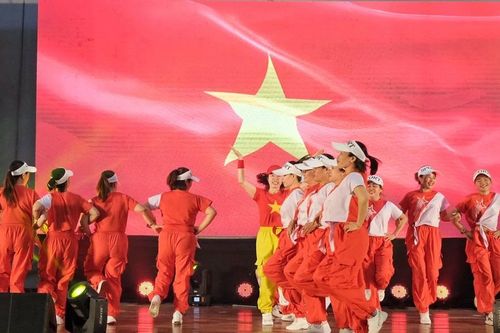 Phụ nữ Gia Lai hưởng ứng Tuần lễ áo dài và nhảy dân vũ