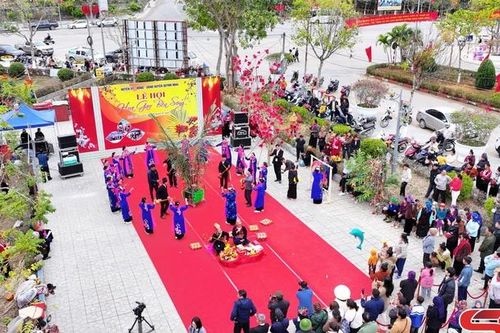 Sắc màu Lễ hội mùa hoa gạo bên sông