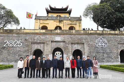 Các báo Đảng vùng Thủ đô dâng hương tại Khu di tích Hoàng Thành Thăng Long