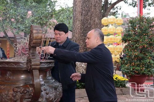 Lãnh đạo các báo Đảng vùng Thủ đô dâng hương tại Khu di tích Hoàng Thành Thăng Long