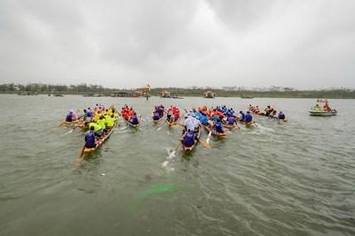Sôi nổi lễ hội đua ghe làng Triều Sơn Đông
