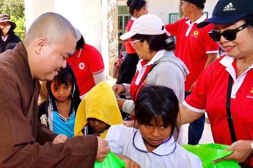 Đạo tràng Phật tử chùa Sơn Bửu (TP.Vũng Tàu) tặng quà đến người nghèo và học sinh vào đầu xuân Ất Tỵ