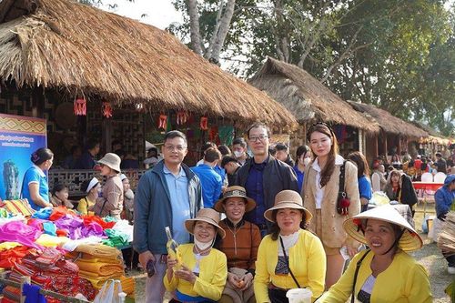 Về Mường Bi xem hội