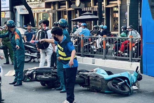 Va chạm ngã xuống đường bị xe buýt cán tử vong
