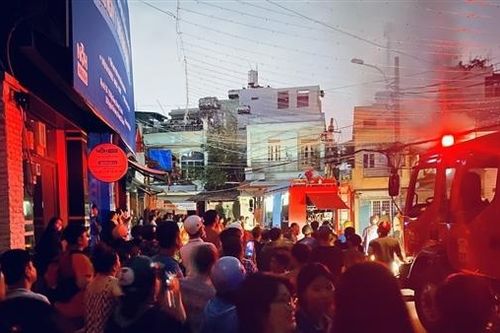 Cháy nhà trong hẻm sâu, người dân ngắt cầu dao điện, ứng phó thoát hiểm