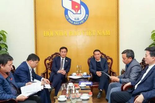 Phân định rõ báo và tạp chí, tránh báo hóa tạp chí