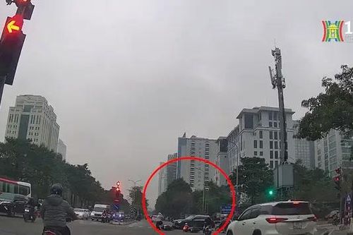 Ô tô từ vỉa hè lao xuống đường cuốn xe máy vào gầm