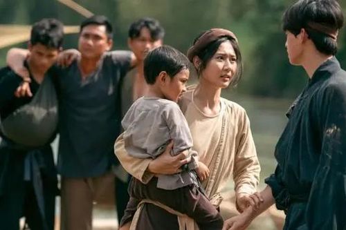 'Đèn âm hồn' vượt doanh thu phim của Trấn Thành, Thu Trang