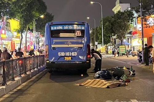 Hai xe ôm công nghệ va chạm, một tài xế ngã xuống bị xe buýt cán tử vong