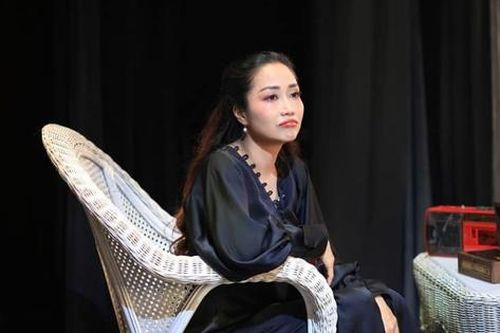 Rời Úc trở lại Việt Nam, một nữ NSƯT nói một câu khiến dân mạng tranh cãi