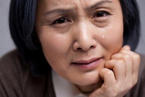 Cầm bát cơm muối vừng ngồi cạnh bó hoa 2 triệu con dâu tặng trong ngày mừng thọ mà lòng tôi quặn đau