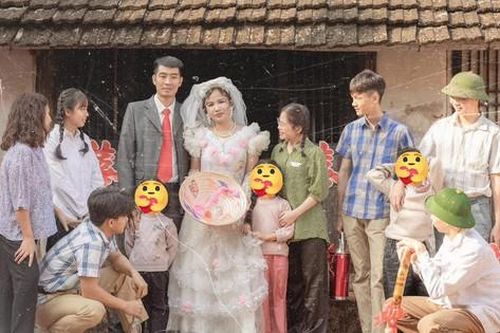 Bộ ảnh cưới 'cũ kĩ' của cô giáo ở Bắc Giang bỗng trở nên 'hot hit' nhận về nhiều lời khen