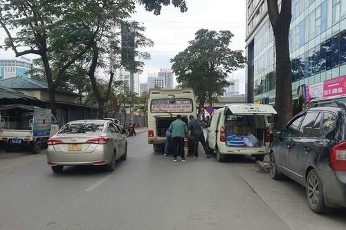 Hà Nội: Xe khách chạy 'rùa bò', dừng đón trả khách diễn ra phức tạp trên tuyến đường Phạm Hùng- Phạm Văn Đồng