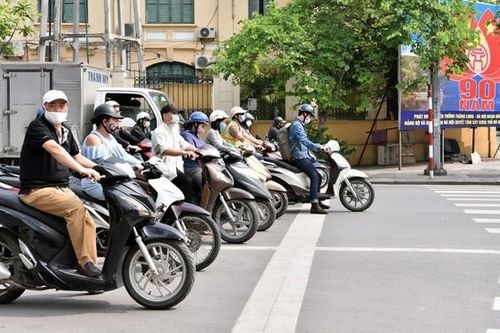 Điều khiển phương tiện giao thông đè vạch kẻ đường khi dừng đèn đỏ bị phạt thế nào?