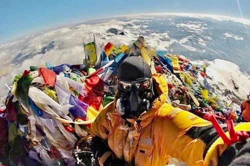 Phía sau bức ảnh nhìn thấy đường cong Trái Đất từ đỉnh Everest