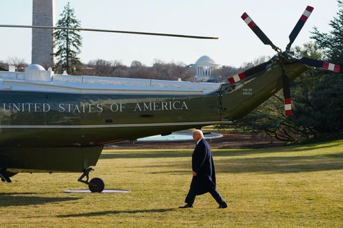 Chính quyền Trump bị kiện đồng loạt