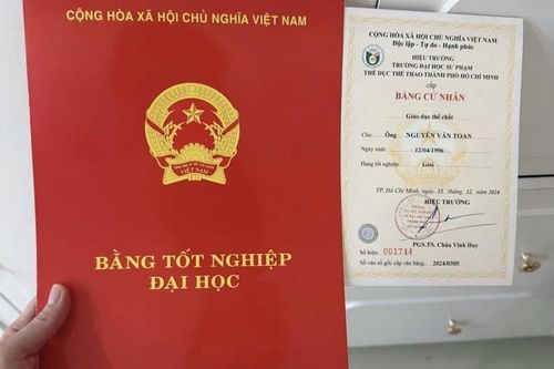 Văn Toàn khoe bằng tốt nghiệp đại học loại giỏi