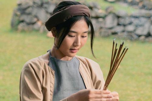 'Đèn âm hồn' - hình ảnh ổn, nội dung thảm họa