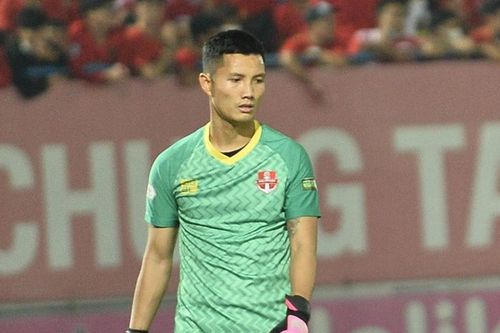 Thủ môn ĐT Việt Nam tỏa sáng sau AFF Cup, cứu thua xuất sắc giúp đội nhà chiến thắng và thoát nhóm 'cầm đèn đỏ'