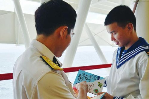 Những cánh thư theo sóng bạc đầu