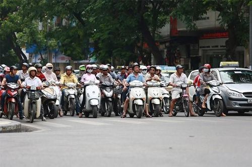 'Dừng xe mặc áo mưa bị phạt 14 triệu đồng' là thông tin thất thiệt