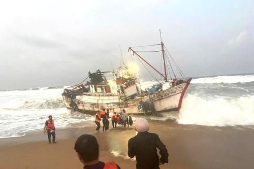 Tàu cá nước ngoài hỏng máy trôi dạt vào bờ biển Phú Yên