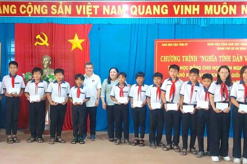 100 học sinh nghèo ở An Giang nhận học bổng 'Nghĩa tình dân vận'