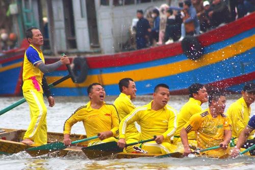 Chen kín bờ sông xem bơi trải ở Thái Bình