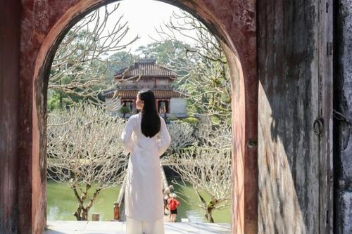Du khách thích thú chụp ảnh 'sống ảo' ở di sản cố đô Huế