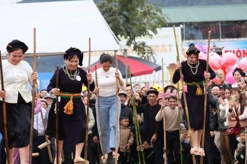 Hàng nghìn người tham gia lễ hội cầu may