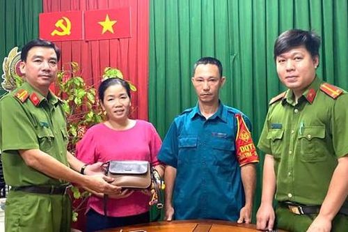 Dân quân nhặt được bóp da có nhiều tiền, vàng trong công viên ở Bình Dương