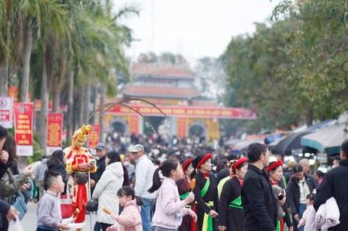 Biển người nô nức trẩy hội Lim