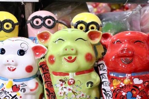 Nhiều người mua heo đất lấy may đầu năm