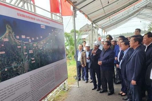 Thủ tướng kiểm tra, khảo sát các dự án giao thông trọng điểm tại Quảng Ngãi
