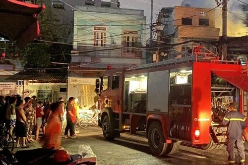 Nửa đêm, lửa bao trùm căn nhà 2 tầng trong hẻm ở TPHCM