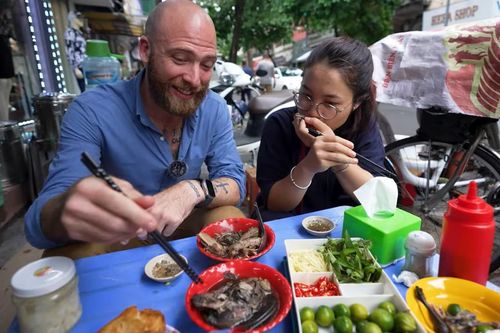 Khách Mỹ sốc với món lạ màu đen ở vỉa hè Hà Nội, nếm thử lại xuýt xoa khen ngon