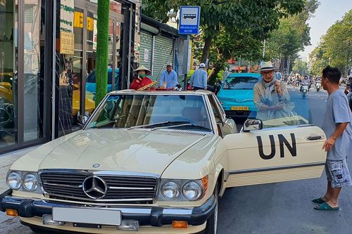 Ông Đặng Lê Nguyên Vũ cầm lái xế cổ Mercedes-Benz 380 SL đời 1980