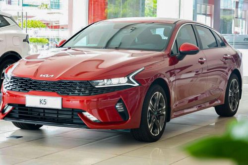 Tại sao ít người chọn xe sedan cỡ trung của Hàn Quốc dù vừa rẻ vừa nhiều option?