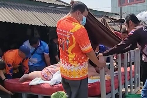 Phá tường, khiêng giường để đưa người phụ nữ nặng 300kg lên xe đi cấp cứu