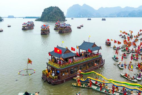 Hơn 200 thuyền tham gia lễ rước nước tại chùa Tam Chúc