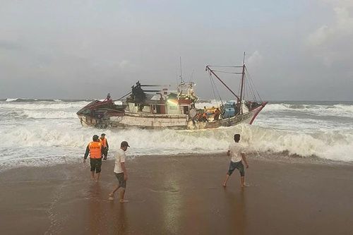 Tàu cá nước ngoài hỏng máy trôi dạt vào vùng biển Phú Yên