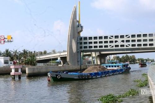 Vận hành Cống - âu thuyền Vàm Bà Lịch kiểm soát mặn, trữ ngọt
