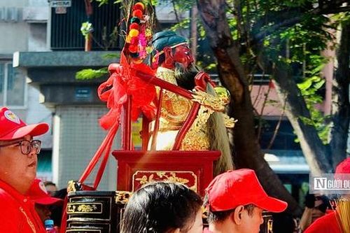 Biển người tham gia lễ rước Quan Thánh Đế quân ở Tp.HCM