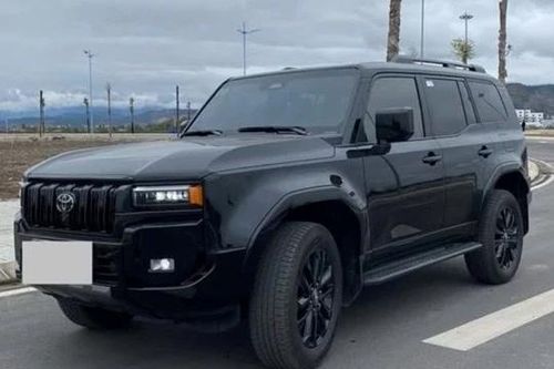 Mới chạy 2.000 km, Toyota Land Cruiser Prado 2024 bán lại với giá cao hơn xe mới