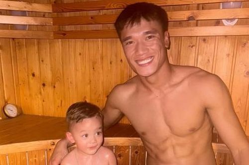 Thủ môn Bùi Tiến Dũng khoe cơ bụng 6 múi gây chú ý