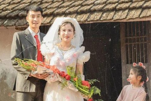 Bộ ảnh cưới đậm chất thời 'ông bà anh' của cô giáo Bắc Giang gây sốt MXH