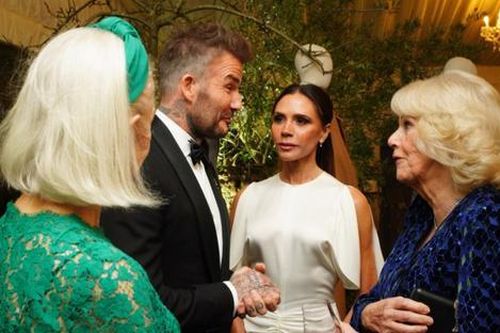 'Bóc giá' trang phục của Victoria Beckham khi dự tiệc của Vua Charles