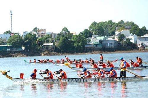8 đội thuyền tranh tài tại giải đua thuyền truyền thống lâu đời ở Đồng Nai