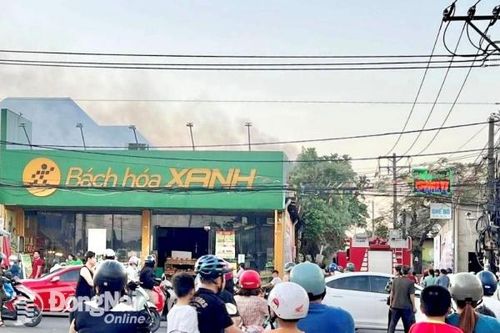 Dập tắt đám cháy tại cửa hàng Bách Hóa Xanh gần chợ Trảng Dài